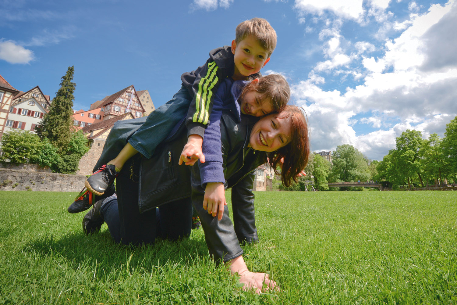 Mutter mit Kindern auf einer Wiese